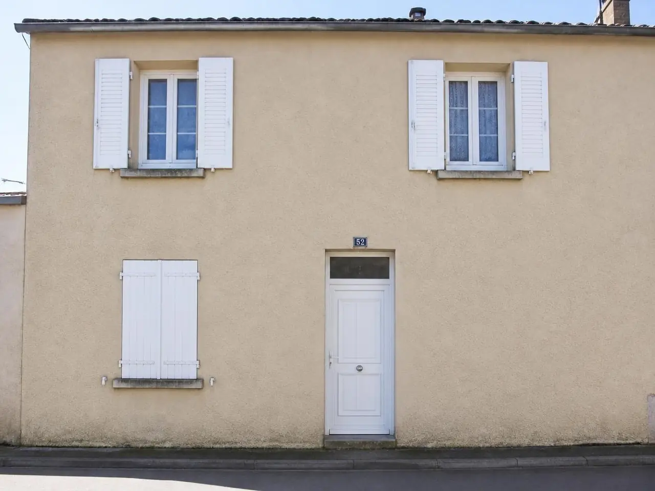 La même façade à l'enduit net après nettoyage